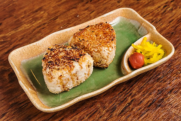 포토 JPG 접시 음식 실내 사람없음 단무지 주먹밥 오니기리 일본음식 국내포토 식기 밥 내부 파일형식