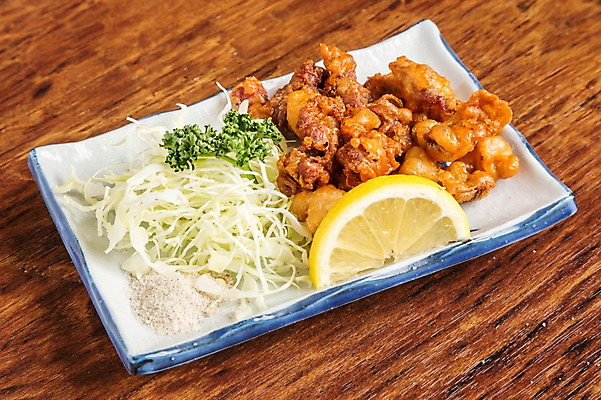 포토 JPG 접시 실내 파슬리 사람없음 치킨 샐러드 튀김 레몬 양배추 소금 일본음식 국내포토 식기 음식 채소 과일 내부 닭고기요리 파일형식