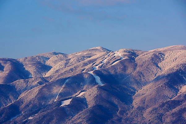 포토 JPG 주간 구름 설경 겨울 자연 하늘 풍경 사람없음 야외 일본 눈 산등성이 겨울풍경 국내포토 자연요소 계절 아시아 날씨 산 생태계 파일형식