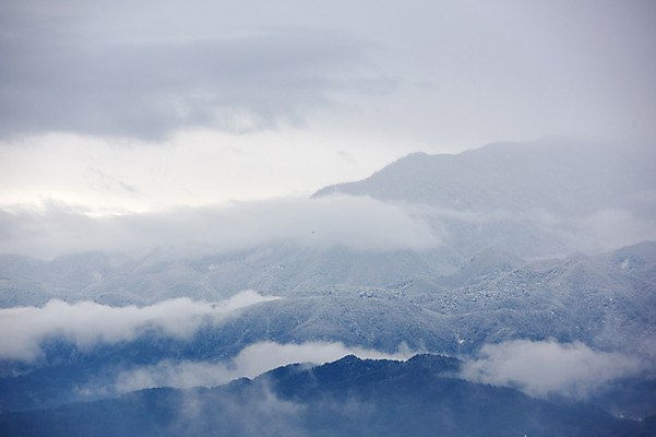 포토 JPG 주간 구름 설경 겨울 자연 하늘 산 풍경 사람없음 야외 일본 눈 산등성이 운해 겨울풍경 국내포토 자연요소 계절 아시아 날씨 생태계 파일형식 구름_자연