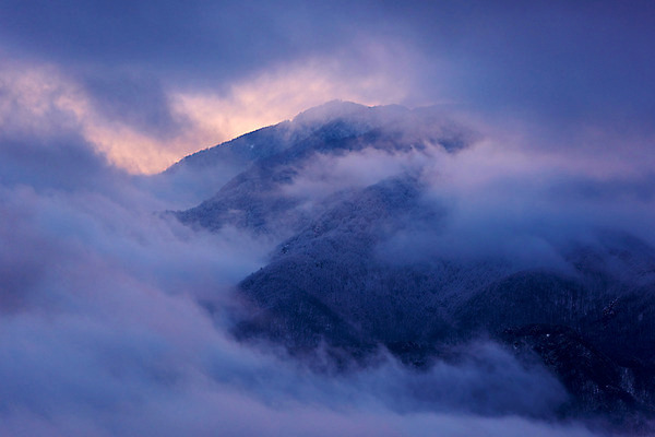포토 JPG 주간 구름 겨울 자연현상 자연 하늘 산 풍경 사람없음 야외 노을 눈 산등성이 운해 겨울풍경 국내포토 자연요소 계절 날씨 생태계 파일형식 구름_자연