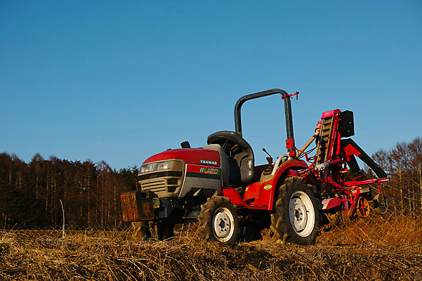 포토 JPG 주간 나무 사람없음 야외 농사 농촌 농기구 트랙터 국내포토 자연요소 식물 농업 시골 농기계 특수차량 파일형식