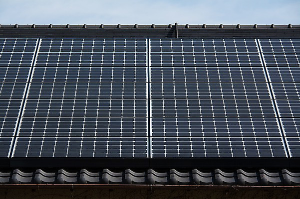 포토 JPG 주간 지붕 기와 사람없음 야외 자연보호 그린캠페인 그린에너지 태양에너지 집열판 국내포토 자연요소 캠페인 자연 에너지 보호 파일형식