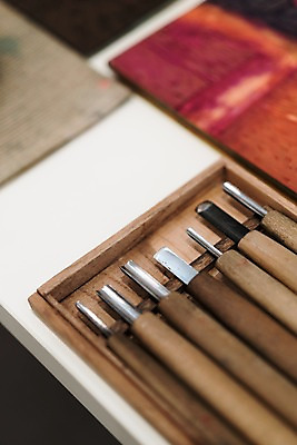 포토 JPG 실내 미술 근접촬영 사람없음 아웃포커스 미술도구 오브젝트 조각칼 국내포토 뷰포인트 문화예술 촬영기법 내부 칼 파일형식