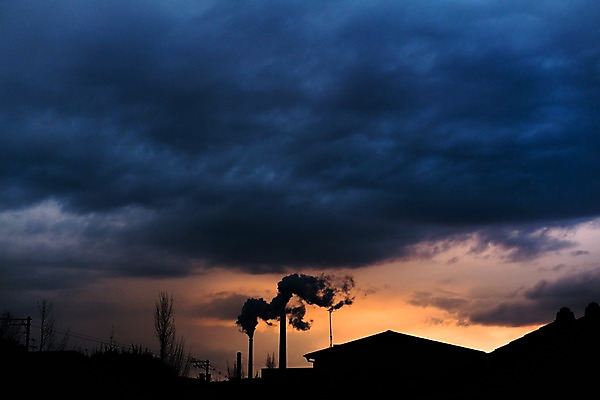 포토 JPG 구름 실루엣 공장 자연현상 자연 하늘 굴뚝 풍경 사람없음 야외 노을 일몰 연기 국내포토 자연요소 공업 촬영기법 생태계 파일형식