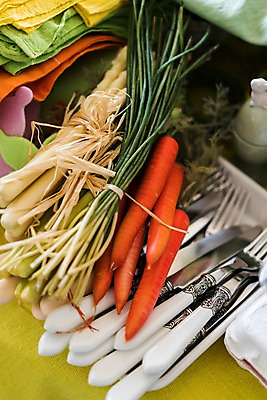 포토 JPG 포크 채소 식재료 사람없음 아웃포커스 당근 아스파라거스 쪽파 국내포토 식기 뿌리채소 촬영기법 파 파일형식