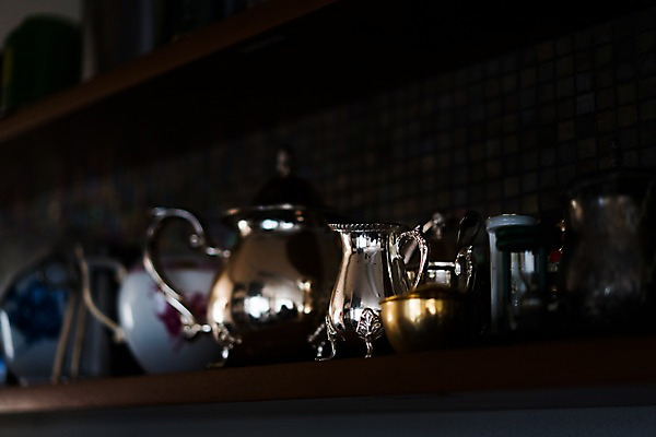 포토 JPG 식기 주방용품 선반 실내 사람없음 아웃포커스 전시 찻주전자 오브젝트 국내포토 가구 생활용품 주전자 촬영기법 내부 파일형식
