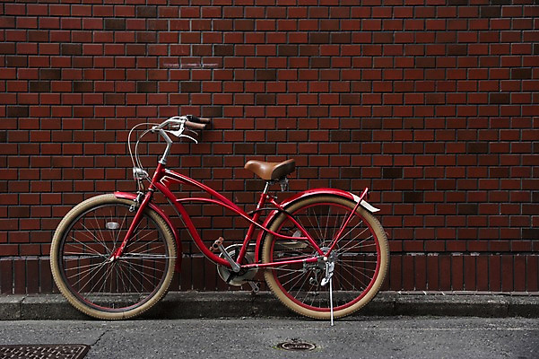 포토 JPG 주간 벽 한대 벽돌 벽면 사람없음 야외 자전거 벽돌담 자전거주차 국내포토 자연요소 1 담장 바이크 주차 파일형식