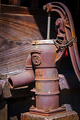 포토 JPG 주간 사람없음 야외 빈티지 쇠사슬 오브젝트 부식 펌프 물펌프 국내포토 자연요소 컨셉 파일형식