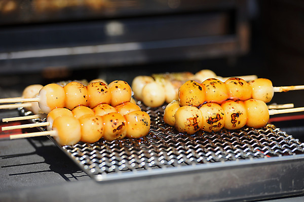 포토 JPG 주간 사람없음 야외 아웃포커스 일본 꼬치 그릴 꼬치구이 길거리음식 당고 일본음식 국내포토 자연요소 아시아 음식 주방용품 촬영기법 구이 파일형식
