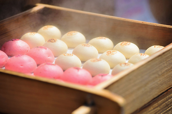 포토 JPG 주간 사람없음 야외 아웃포커스 일본 수증기 찜기 길거리음식 대나무찜기 호빵 일본음식 국내포토 자연요소 아시아 음식 빵 주방용품 촬영기법 파일형식