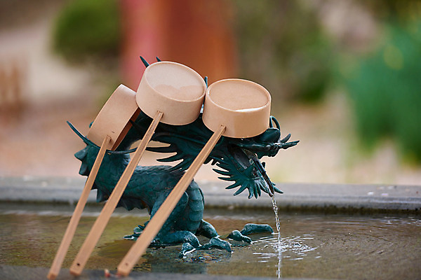 포토 JPG 주간 사람없음 야외 아웃포커스 물 조각상 일본 흐름 용 사찰 물바가지 국내포토 자연요소 아시아 컨셉 종교건축 촬영기법 조형물 파일형식