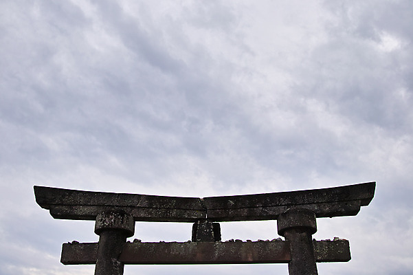 포토 JPG 주간 구름 로우앵글 하늘 풍경 사람없음 야외 일본건축 토리이 신사_일본건축 국내포토 자연요소 뷰포인트 일본 동양건축 신사_건축물 파일형식