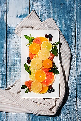 포토 JPG 스튜디오촬영 접시 백그라운드 오렌지 과일 실내 사람없음 목재 하이앵글 천 레몬 자몽 블루베리 나무배경 국내포토 나무 식기 뷰포인트 재료 내부 직물 파일형식