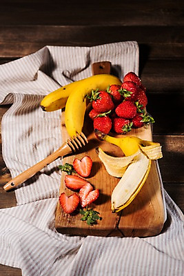 포토 JPG 스튜디오촬영 백그라운드 과일 딸기 도마 바나나 실내 사람없음 목재 하이앵글 직물 나무배경 제철과일 국내포토 나무 뷰포인트 재료 주방용품 내부 제철 파일형식