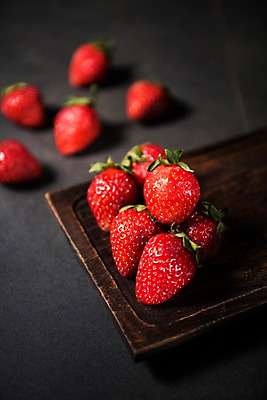 포토 JPG 스튜디오촬영 접시 백그라운드 과일 딸기 실내 사람없음 아웃포커스 제철과일 국내포토 식기 촬영기법 내부 제철 파일형식