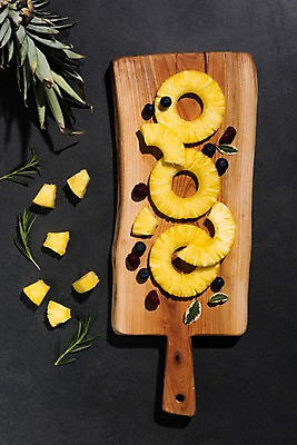 포토 JPG 스튜디오촬영 백그라운드 과일 나뭇잎 도마 실내 사람없음 하이앵글 파인애플 블루베리 국내포토 뷰포인트 잎 주방용품 내부 열대과일 파일형식