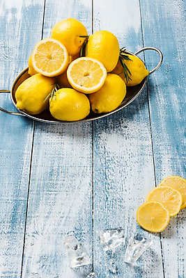 포토 JPG 스튜디오촬영 접시 백그라운드 과일 단면 실내 사람없음 목재 얼음 레몬 나무배경 국내포토 자연요소 나무 식기 재료 내부 파일형식