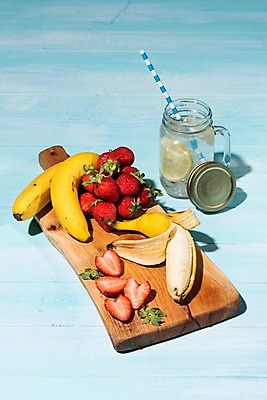 포토 JPG 스튜디오촬영 접시 백그라운드 과일 딸기 유리병 바나나 실내 사람없음 음료수병 제철과일 국내포토 식기 병_용기 내부 제철 병_담는 파일형식