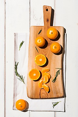 포토 JPG 스튜디오촬영 접시 백그라운드 과일 단면 나뭇잎 귤 실내 사람없음 목재 천 나무배경 제철과일 국내포토 나무 식기 잎 재료 내부 직물 제철 파일형식