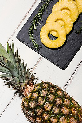 포토 JPG 스튜디오촬영 접시 백그라운드 과일 나뭇잎 실내 사람없음 목재 하이앵글 파인애플 나무배경 국내포토 나무 식기 뷰포인트 잎 재료 내부 열대과일 파일형식