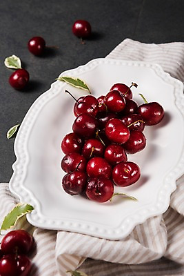 포토 JPG 스튜디오촬영 접시 백그라운드 과일 나뭇잎 실내 사람없음 아웃포커스 체리 천 국내포토 식기 잎 촬영기법 내부 직물 파일형식