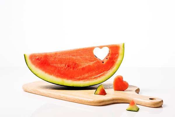 포토 JPG 스튜디오촬영 조각 백그라운드 과일 단면 여름음식 수박 도마 실내 사람없음 하트 제철음식 제철과일 과채 국내포토 모양 음식 채소 주방용품 내부 제철 파일형식 여름_계절