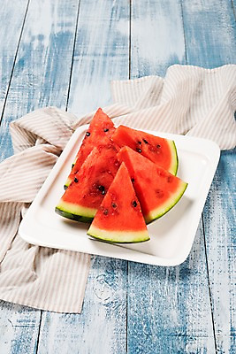 포토 JPG 스튜디오촬영 접시 조각 백그라운드 과일 여름음식 수박 실내 사람없음 천 제철음식 나무배경 제철과일 과채 국내포토 식기 음식 채소 내부 직물 제철 파일형식 여름_계절