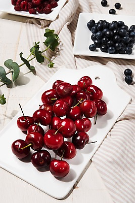 포토 JPG 스튜디오촬영 접시 백그라운드 과일 나뭇잎 실내 사람없음 아웃포커스 체리 천 블루베리 국내포토 식기 잎 촬영기법 내부 직물 파일형식