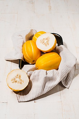 포토 JPG 스튜디오촬영 접시 백그라운드 과일 단면 실내 사람없음 천 참외 제철 제철과일 과채 국내포토 식기 채소 내부 직물 파일형식