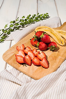 포토 JPG 스튜디오촬영 백그라운드 과일 딸기 단면 나뭇잎 도마 바나나 실내 사람없음 목재 천 나무배경 제철과일 국내포토 나무 잎 재료 주방용품 내부 직물 제철 파일형식