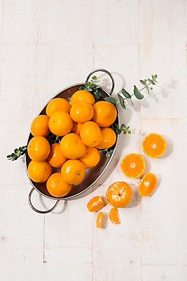 포토 JPG 스튜디오촬영 접시 백그라운드 과일 단면 나뭇잎 귤 실내 사람없음 하이앵글 제철과일 국내포토 식기 뷰포인트 잎 내부 제철 파일형식