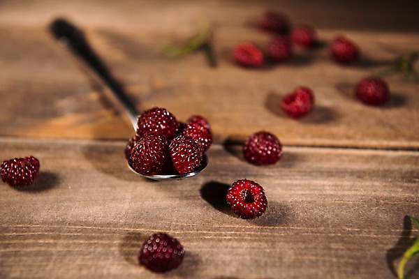 포토 JPG 스튜디오촬영 백그라운드 과일 나뭇잎 실내 사람없음 목재 숟가락 나무배경 국내포토 나무 잎 재료 수저 내부 파일형식