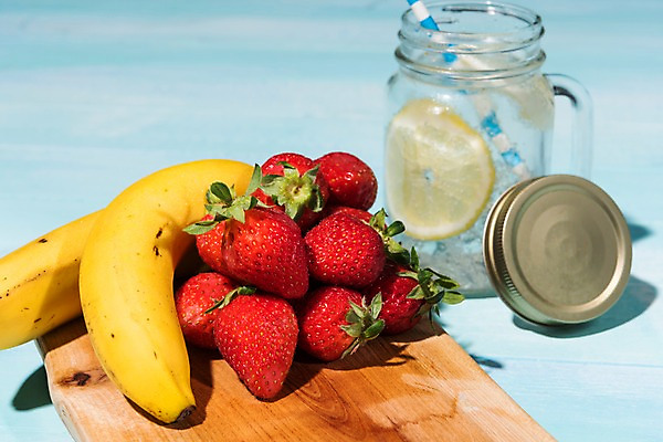 포토 JPG 스튜디오촬영 접시 음료 백그라운드 과일 딸기 잔 바나나 실내 사람없음 제철과일 국내포토 식기 내부 제철 파일형식