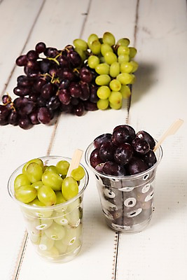 포토 JPG 스튜디오촬영 백그라운드 과일 포도 실내 사람없음 목재 아웃포커스 청포도 제철 플라스틱컵 나무배경 제철과일 국내포토 나무 재료 촬영기법 내부 컵 플라스틱 파일형식