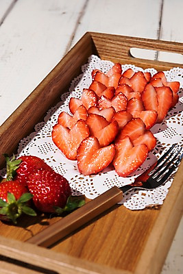 포토 JPG 스튜디오촬영 백그라운드 포크 과일 딸기 단면 쟁반 실내 사람없음 목재 아웃포커스 나무배경 제철과일 국내포토 나무 식기 재료 촬영기법 내부 제철 파일형식