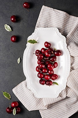 포토 JPG 스튜디오촬영 접시 백그라운드 과일 나뭇잎 실내 사람없음 체리 천 국내포토 식기 잎 내부 직물 파일형식