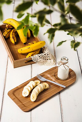 포토 JPG 스튜디오촬영 접시 백그라운드 포크 과일 단면 유리병 나뭇잎 쟁반 바나나 실내 사람없음 목재 아웃포커스 우유 나무배경 국내포토 나무 식기 잎 재료 병_용기 유제품 촬영기법 내부 파일형식