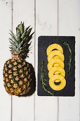 포토 JPG 스튜디오촬영 접시 백그라운드 과일 나뭇잎 실내 사람없음 목재 파인애플 나무배경 국내포토 나무 식기 잎 재료 내부 열대과일 파일형식