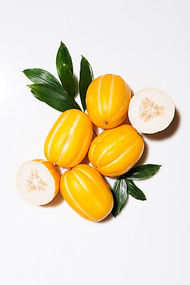 포토 JPG 스튜디오촬영 백그라운드 과일 단면 나뭇잎 실내 사람없음 여러개 참외 제철 제철과일 과채 국내포토 다수 잎 채소 내부 파일형식