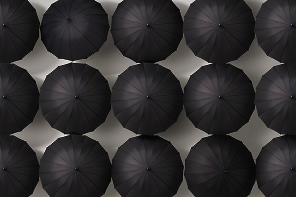 포토 JPG 스튜디오촬영 우산 실내 사람없음 여름 검은색 여러개 비 장마 국내포토 자연요소 계절 컬러 다수 날씨 내부 비_날씨 파일형식