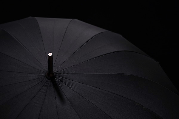 포토 JPG 스튜디오촬영 우산 실내 사람없음 여름 검은색 비 장마 국내포토 자연요소 계절 컬러 날씨 내부 비_날씨 파일형식