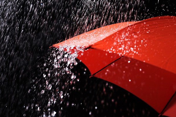 포토 JPG 스튜디오촬영 우산 실내 사람없음 아웃포커스 빨간색 여름 비 빗방울 장마 국내포토 자연요소 계절 컬러 날씨 촬영기법 내부 비_날씨 파일형식