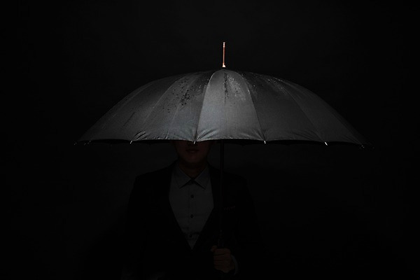 포토 JPG 스튜디오촬영 우산 실내 사람없음 여름 검은색 비 장마 국내포토 자연요소 계절 컬러 날씨 내부 비_날씨 파일형식