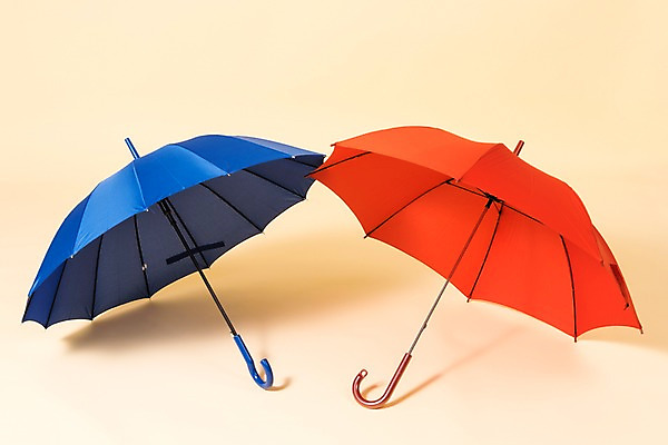 포토 JPG 스튜디오촬영 우산 실내 사람없음 빨간색 여름 파란색 비 장마 국내포토 자연요소 계절 컬러 날씨 내부 비_날씨 파일형식