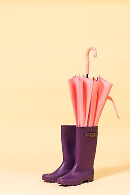 포토 JPG 스튜디오촬영 분홍색 우산 실내 장화 사람없음 여름 비 장마 꽂음 국내포토 자연요소 계절 컬러 신발 날씨 내부 비_날씨 파일형식