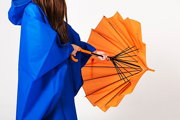 포토 JPG 스튜디오촬영 여자 우산 실내 한명 들기 상반신 성인 옆모습 여름 파란색 주황색 비 우비 장마 성인여자한명만 국내포토 자연요소 1 옷 계절 뷰포인트 컬러 모션 날씨 사람 내부 비_날씨 여자한명만 성인여자만 파일형식