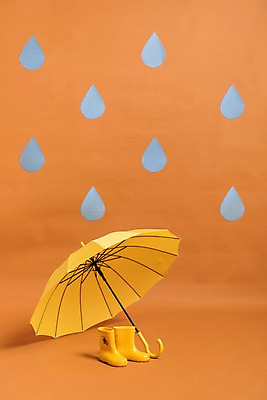 포토 JPG 스튜디오촬영 우산 실내 장화 사람없음 여름 노란색 비 빗방울 장마 국내포토 자연요소 계절 컬러 신발 날씨 내부 비_날씨 파일형식