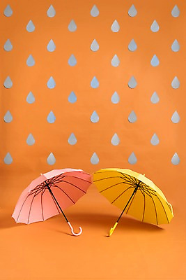포토 JPG 스튜디오촬영 분홍색 우산 실내 사람없음 여름 노란색 비 빗방울 장마 국내포토 자연요소 계절 컬러 날씨 내부 비_날씨 파일형식