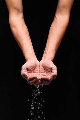 포토 JPG 스튜디오촬영 손 실내 신체부위 물 여름 비 빗방울 장마 손모으기 국내포토 자연요소 계절 날씨 사람 손짓 내부 비_날씨 파일형식